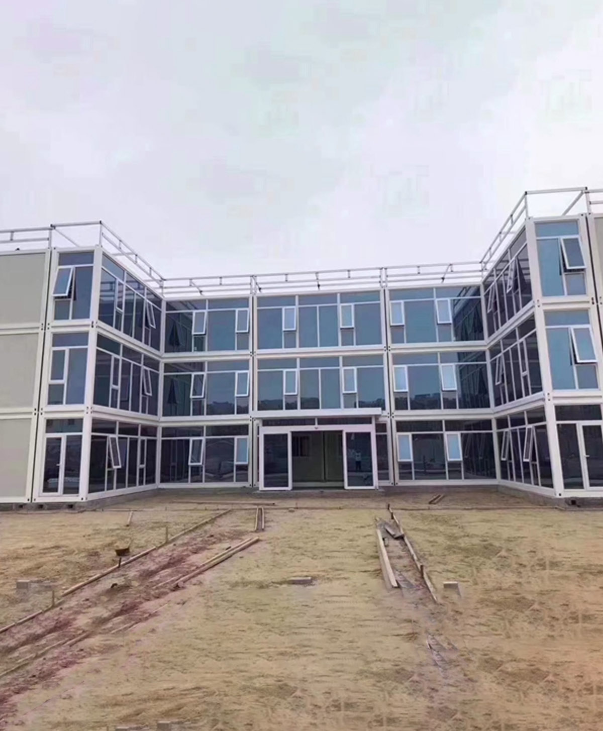 The U-shaped multi-storey modular office building with glass curtain walls is completed! Building a high-end prefabricated office complex!