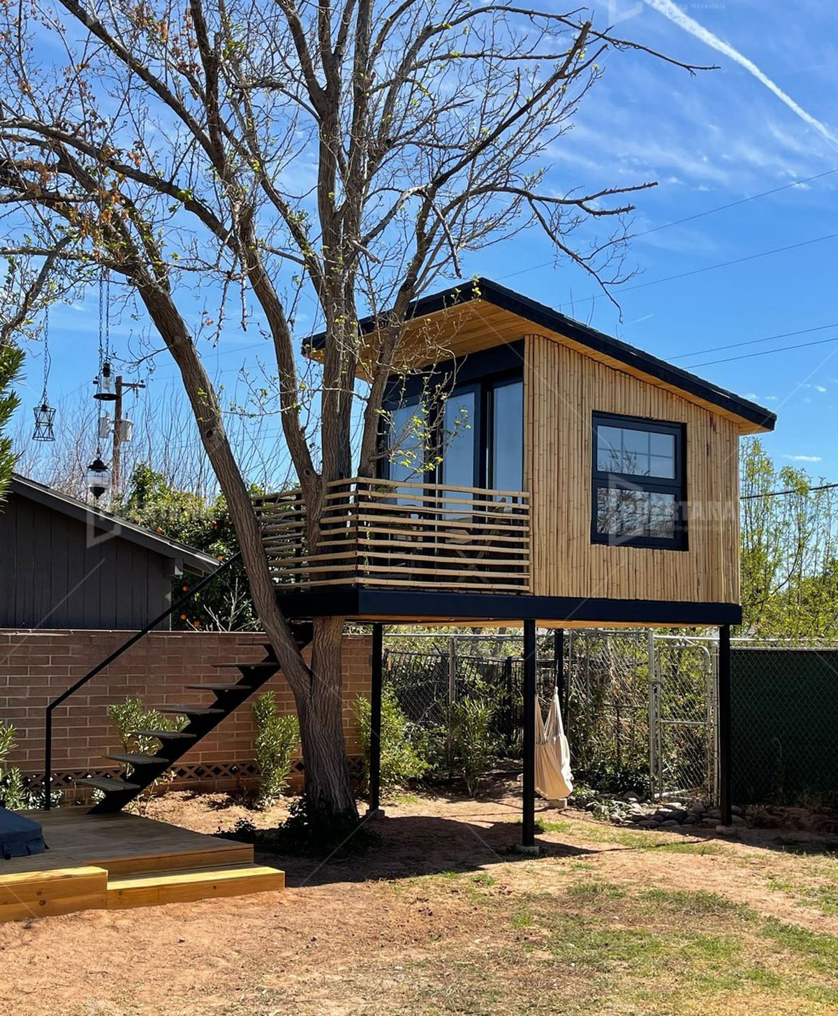 The distinctive elevated prefabricated treehouse cabin makes a stunning debut! An eye-catching getaway for leisure vacations!