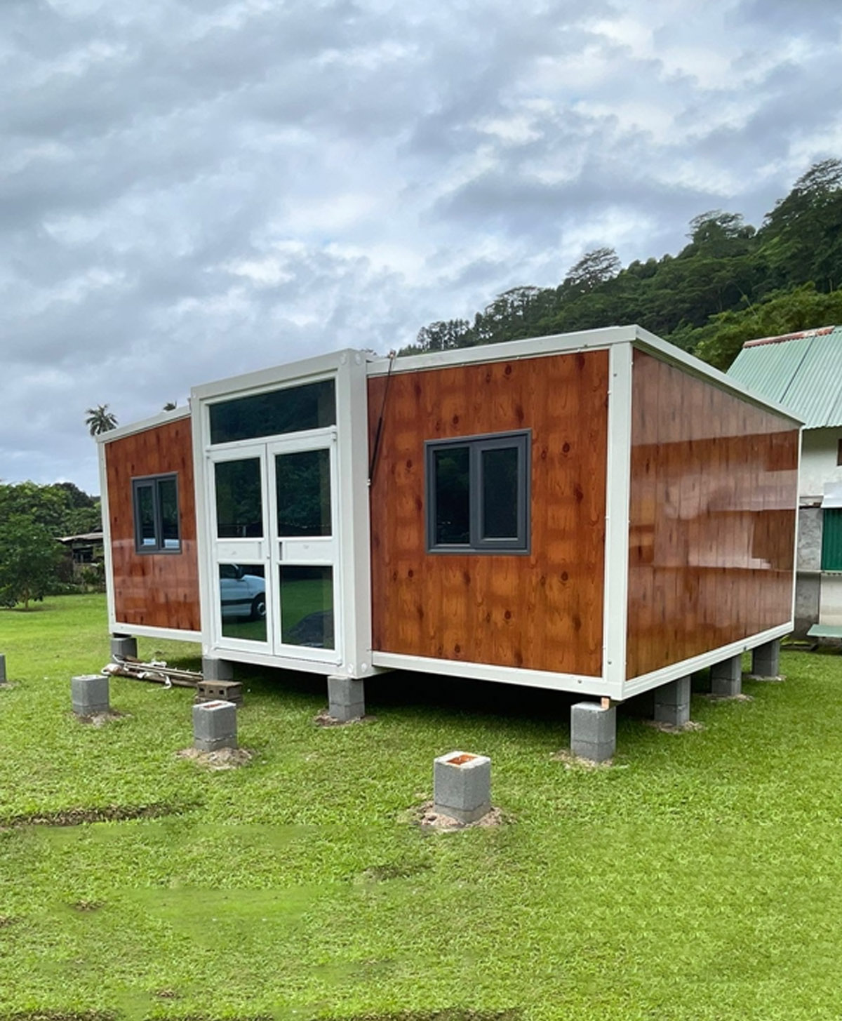 The wood‑grain expandable container house project in Fiji is completed! The prefabricated expandable residence has been delivered in Fiji.