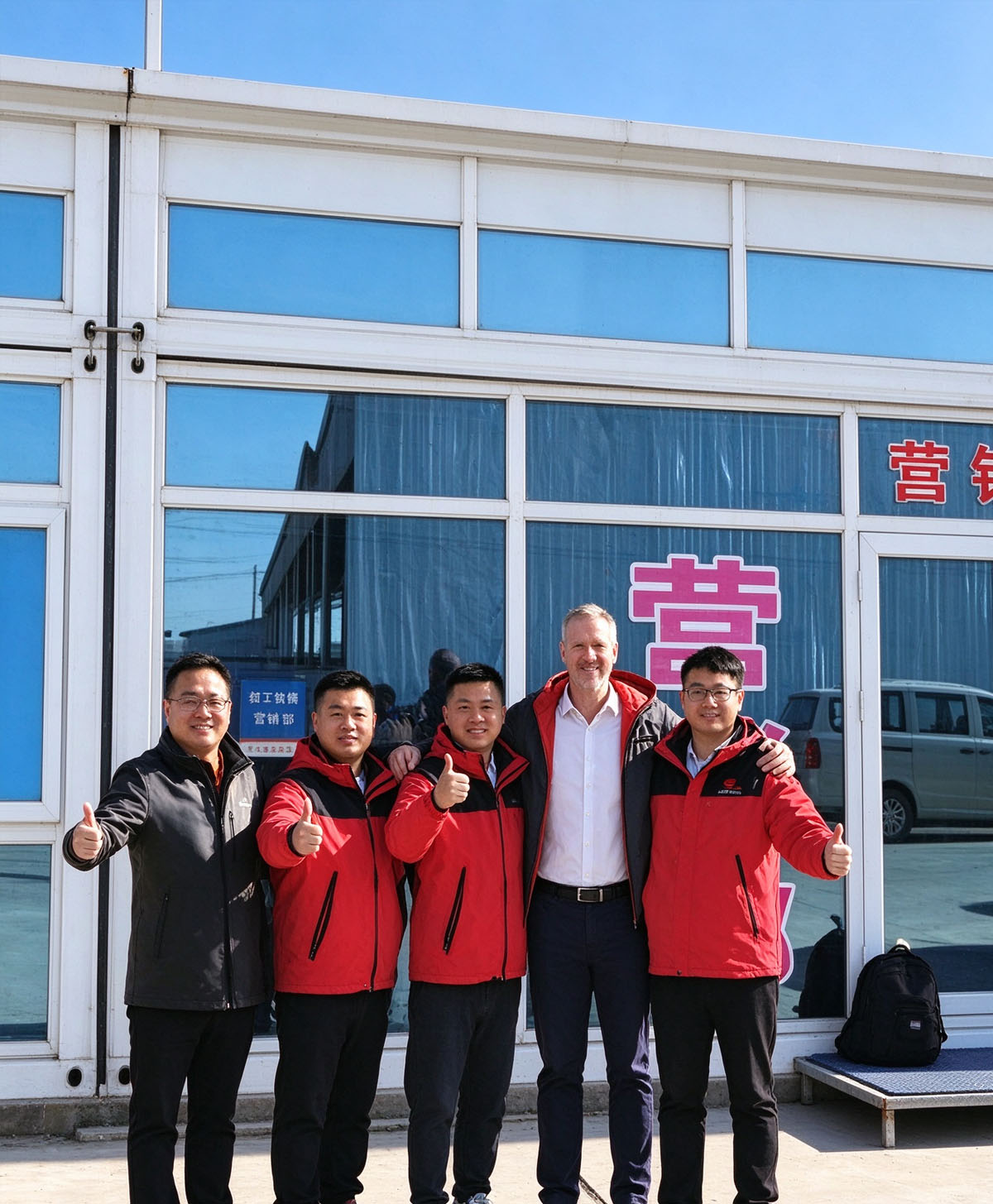 UK clients visited the factory for inspection! They viewed the modular container office building with glass curtain walls on site.