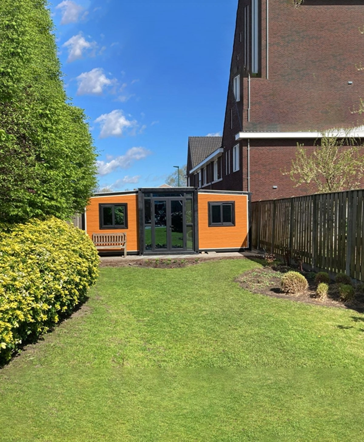 The expandable container courtyard project in New Zealand is completed! The expandable cabin with orange exterior walls has been delivered to the courtyard in New Zealand.