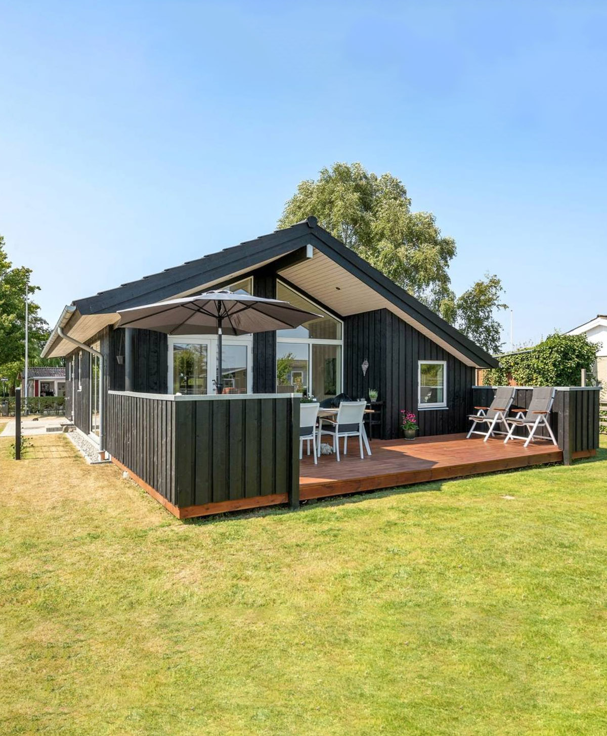 The Danish modular house project in the style of holiday log cabins is completed! Nordic-style cabins have been delivered to the suburban campsite in Denmark.