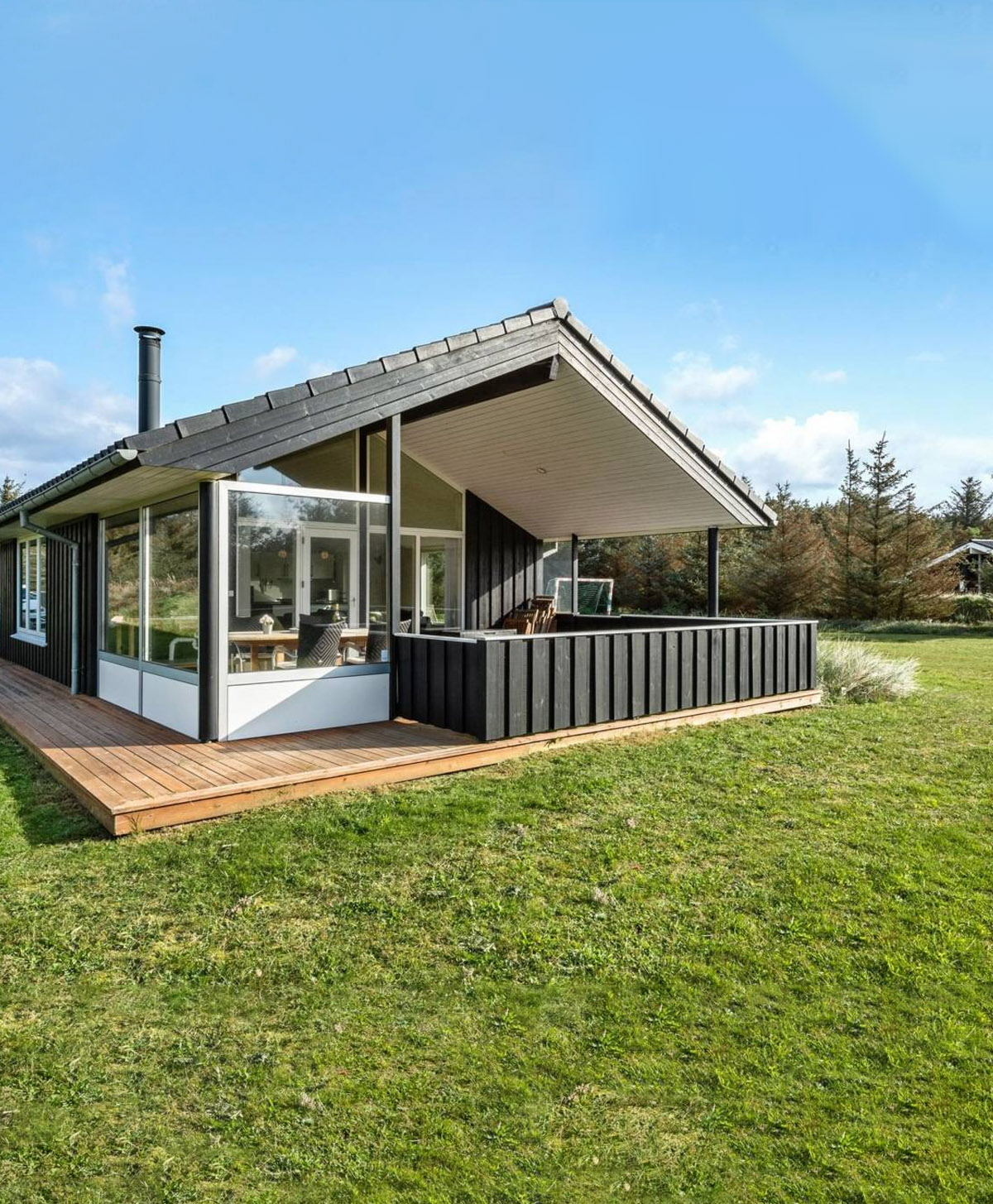 The gable-roof modular vacation cabin project in Argentina is completed! Vacation residences with black wood finish have been delivered to the suburbs of Argentina.