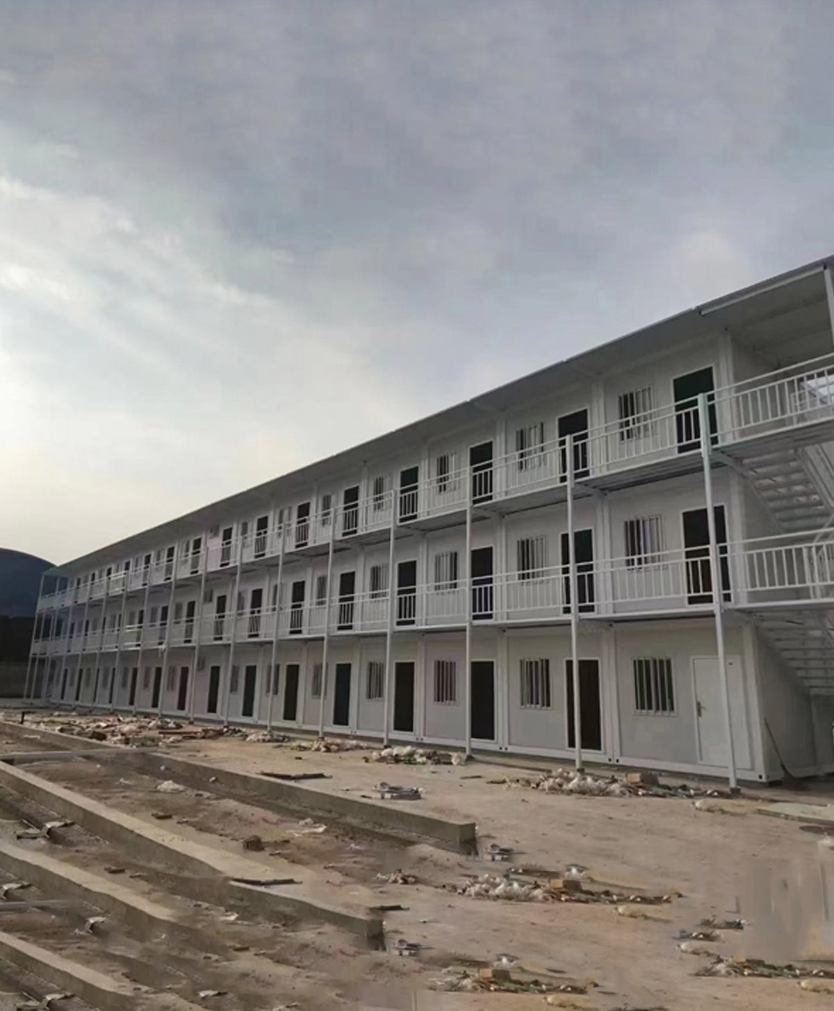 The two‑storey container dormitory camp project in Bolivia has been completed! Large modular staff dormitory buildings have been delivered to the construction site in Bolivia.